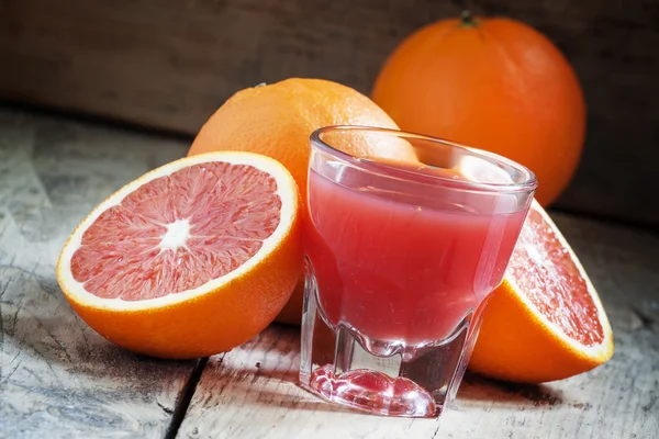Сок из красных сицилийских апельсинов в большом стакане — стоковое фото