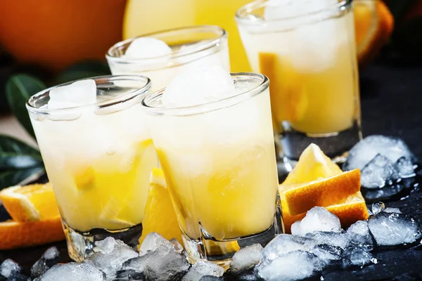 Pomerančové limonády šťávy, vodku a LED — Stock fotografie