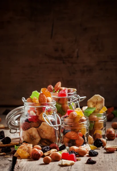 坚果和干果在玻璃罐子里 — 图库照片