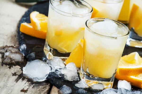 Orangengetränk mit Saft, Wodka und Eis — Stockfoto