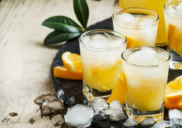 Orange läsk med juice, vodka och is — Stockfoto