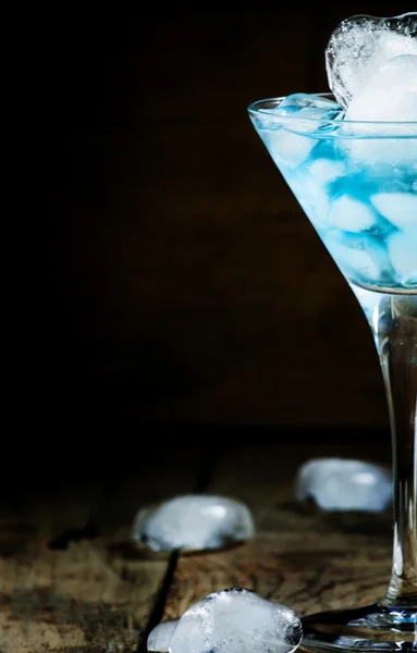 Блакитний коктейль у келиху мартіні — стокове фото