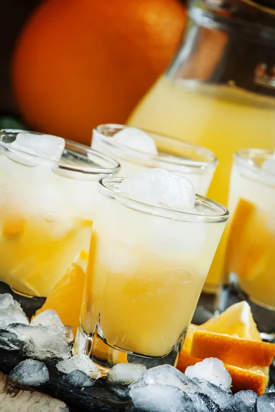 Refresco de naranja con jugo, vodka y hielo — Foto de Stock