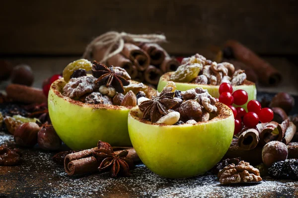 Zutaten für Bratäpfel mit Nüssen — Stockfoto