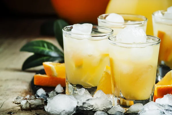 Апельсиновый напиток с соком, водкой и льдом — стоковое фото