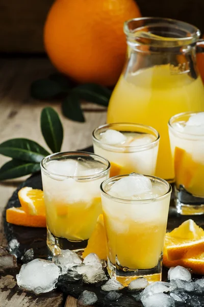Boisson gazeuse à l'orange avec jus, vodka et glace — Photo