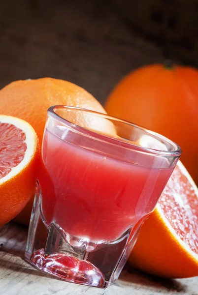 Zumo de naranjas sicilianas rojas en un vaso grande —  Fotos de Stock
