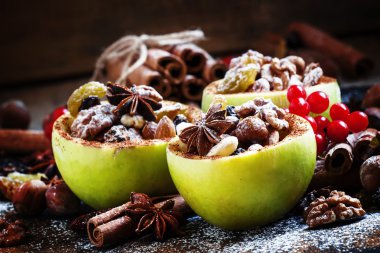 Fındık ile pişmiş elma için malzemeler