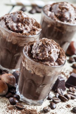 Çikolata-kahve tatlı krem şanti, fındık ve çikolata ile