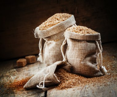 Kahverengi şeker, çanta içinde dolu 