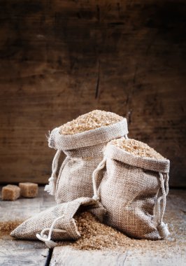 Kahverengi şeker, çanta içinde dolu 