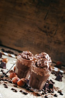 Çikolata-kahve tatlı krem şanti, fındık ve çikolata ile