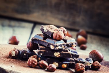 Koyu çikolata fındık ile