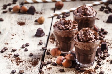 Çikolata-kahve tatlı krem şanti, fındık ve çikolata ile