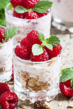 Taze olgun ahududu ile ev yapımı yoğurt