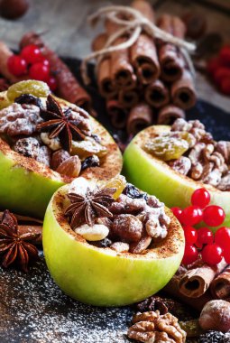 Fındık ile pişmiş elma için malzemeler