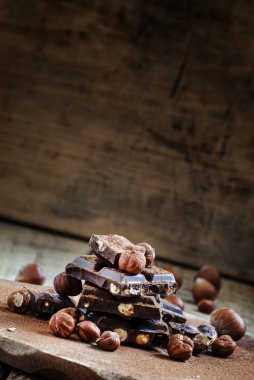 Koyu çikolata fındık ile