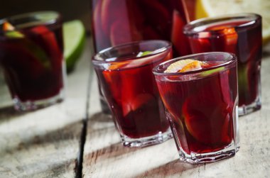 Sangria ile gözlük ve bir sürahi içinde meyve 
