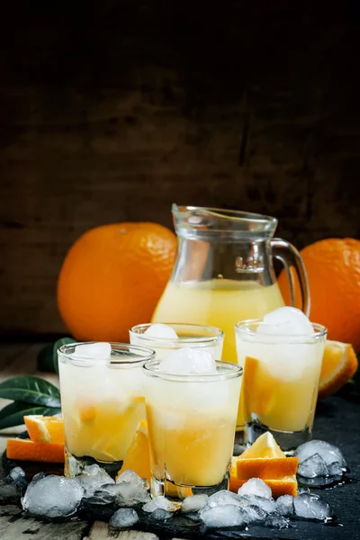 Narancs üdítőital gyümölcslé, a vodka és a jég — Stock Fotó