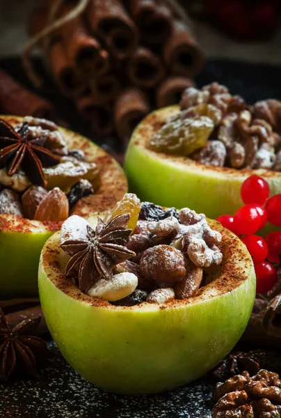 Ингредиенты для выпечки яблок с орехами — стоковое фото