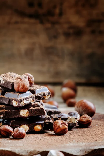 Gorzkiej czekolady z orzechów laskowych — Zdjęcie stockowe