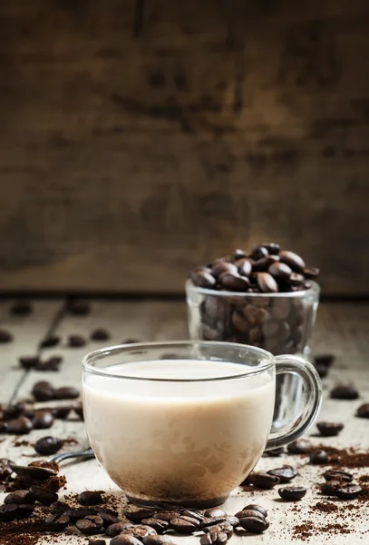 Copa de café con leche, grano derramado y café molido — Foto de Stock