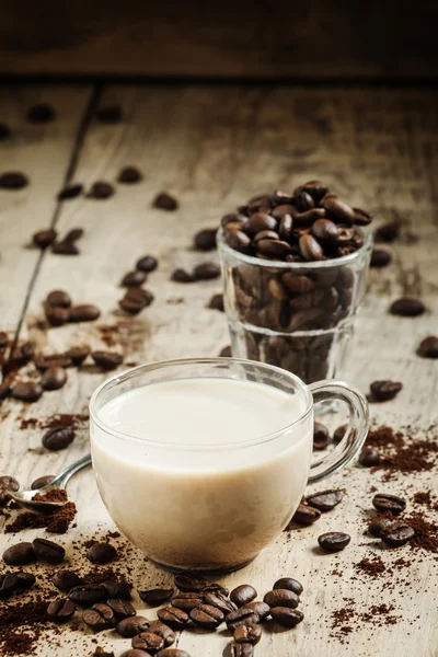 杯加牛奶的咖啡洒了粮食和地面咖啡 — 图库照片