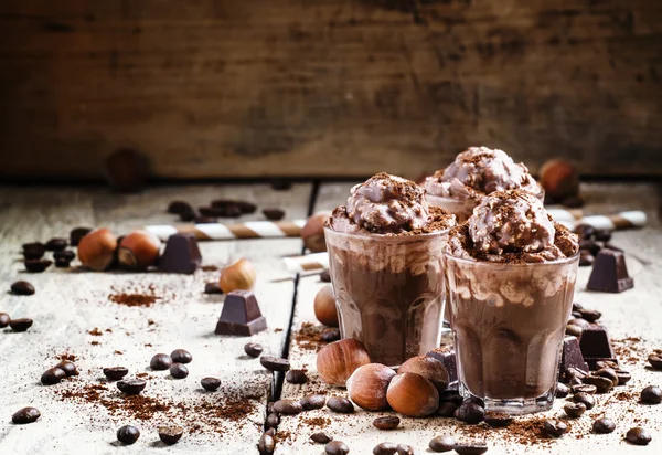 Choklad-kaffe efterrätt med vispad grädde, nötter och choklad — Stockfoto