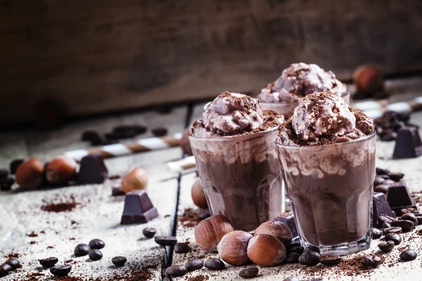 Cioccolato-Caffè dolce con panna montata, noci e cioccolato — Foto Stock