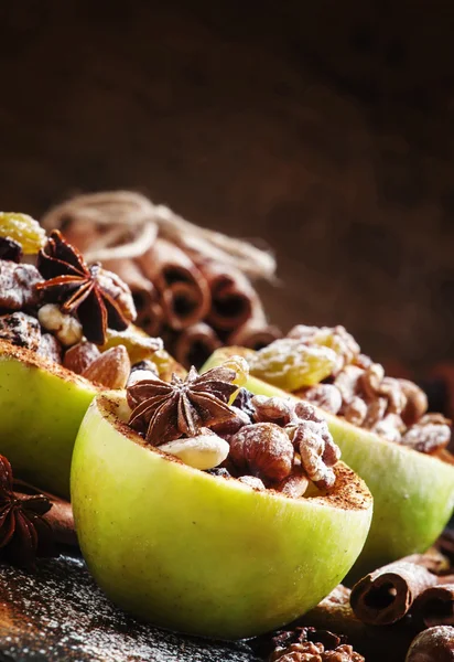 Ингредиенты для выпечки яблок с орехами — стоковое фото