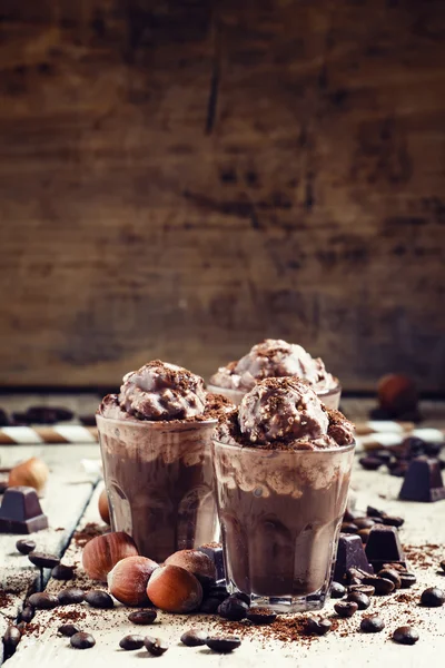 Čokoláda-Káva dezert se šlehačkou, oříšky a čokoládou — Stock fotografie