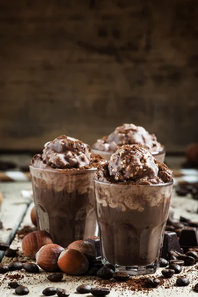 Schokolade-Kaffee-Dessert mit Schlagsahne, Nüssen und Schokolade — Stockfoto