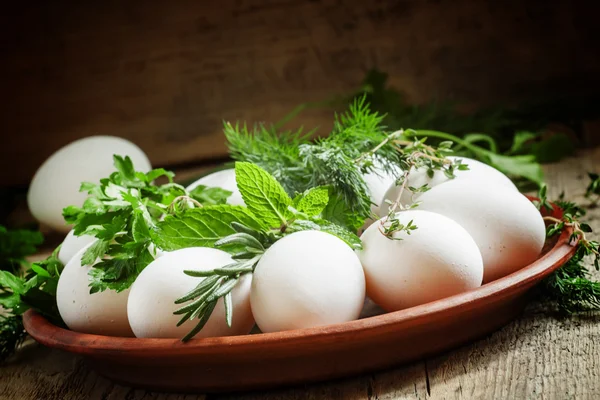Пасхальные яйца с рисунком трав — стоковое фото