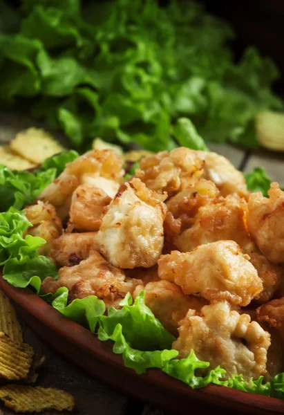 Ψήγματα, κοτόπουλο tempura με πράσινη σαλάτα και σάλτσα ντομάτας — Φωτογραφία Αρχείου