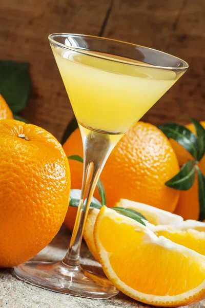 Coquetel amarelo com suco de laranja em um copo de martini — Fotografia de Stock