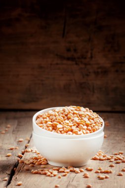 Bir beyaz porselen kase kuru sarı bezelye