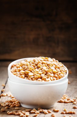 Bir beyaz porselen kase kuru sarı bezelye