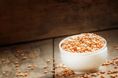 Bir beyaz porselen kase kuru sarı bezelye