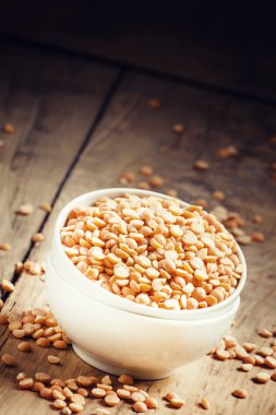 Bir beyaz porselen kase kuru sarı bezelye