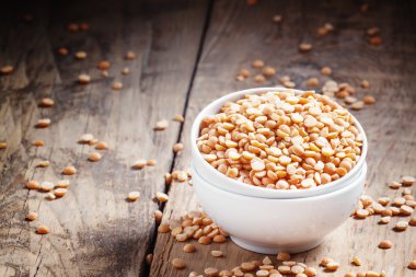 Bir beyaz porselen kase kuru sarı bezelye