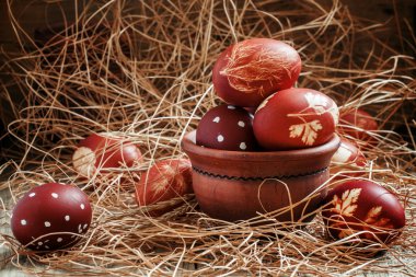 Yumurta, soğan zarlarını boyalı Paskalya kompozisyonu 