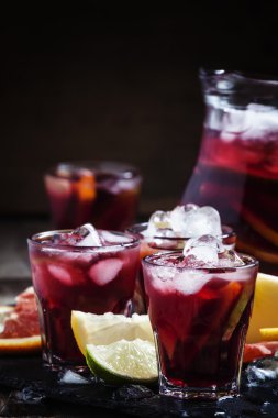 Meyve ve buz ile İspanyol sangria