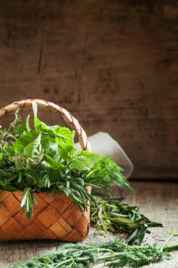 Baharatlı otlar bir hasır sepet 