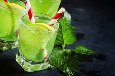 Limon ve kireç yeşil içecek