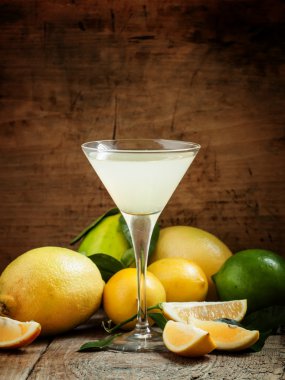 Limon, limon, soda ve bir martini cam votka kokteyl