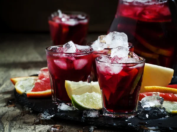 Sangria espanhola com frutas e gelo — Fotografia de Stock