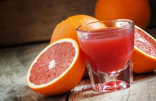 Zumo de naranjas sicilianas rojas en un vaso grande —  Fotos de Stock