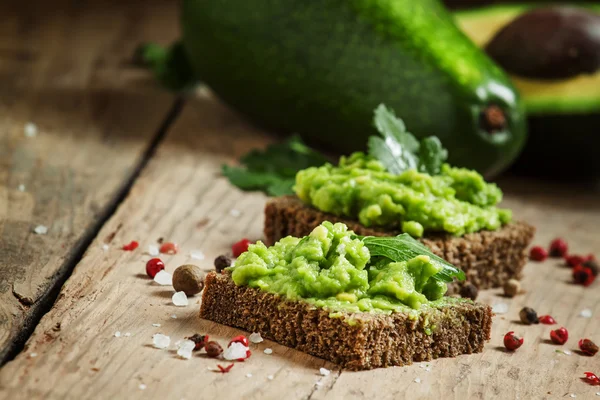 Sanduíches com pão de centeio preto e mousse de abacate — Fotografia de Stock