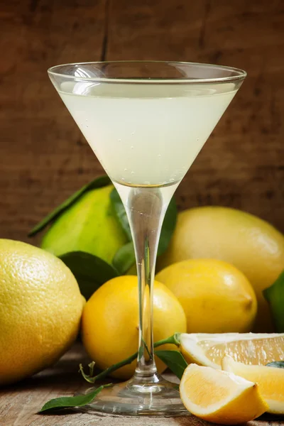 Коктейль з лимоном, лаймом, содовою та горілкою в келиху мартіні — стокове фото