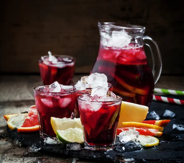 Sangría española con frutas y hielo — Foto de Stock